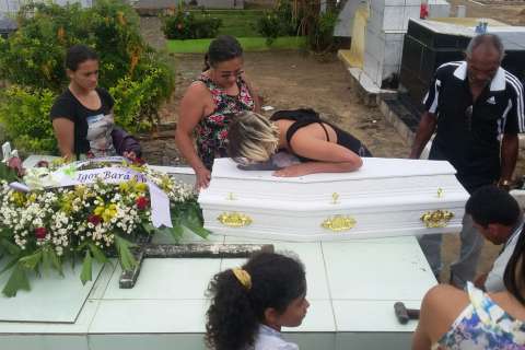 Corpo do menino Dyllan Soares é sepultado em Arapiraca em clima de comoção e indignação